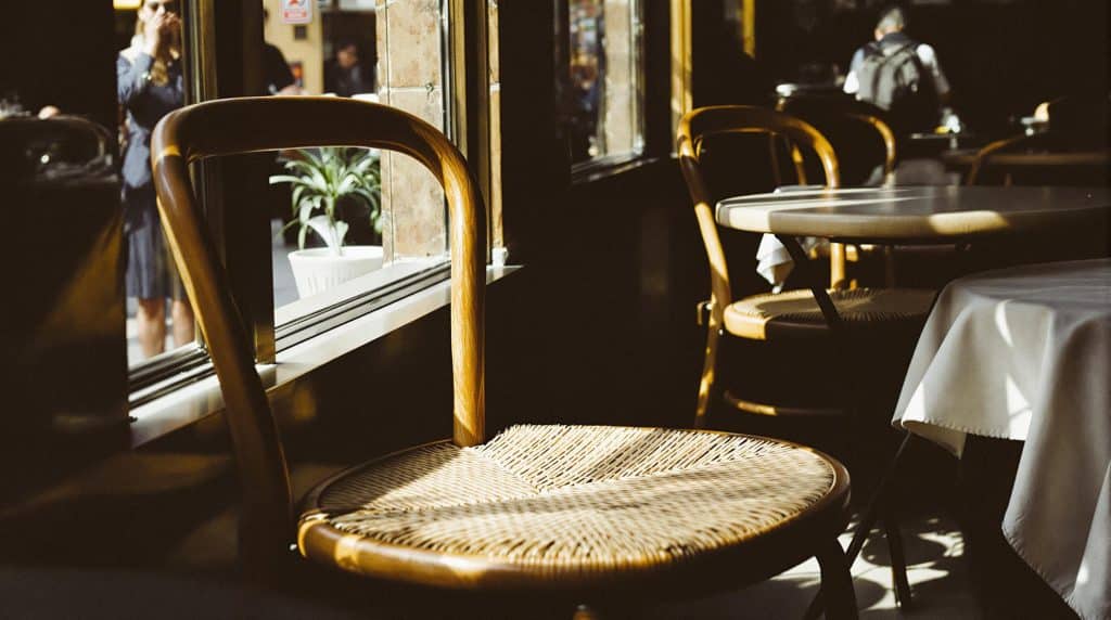 découvrez comment la chaise bistrot, avec son design élégant et son caractère intemporel, peut sublimer votre décoration intérieure. alliant style et confort, cet incontournable du mobilier apporte une touche de charme à chaque pièce.
