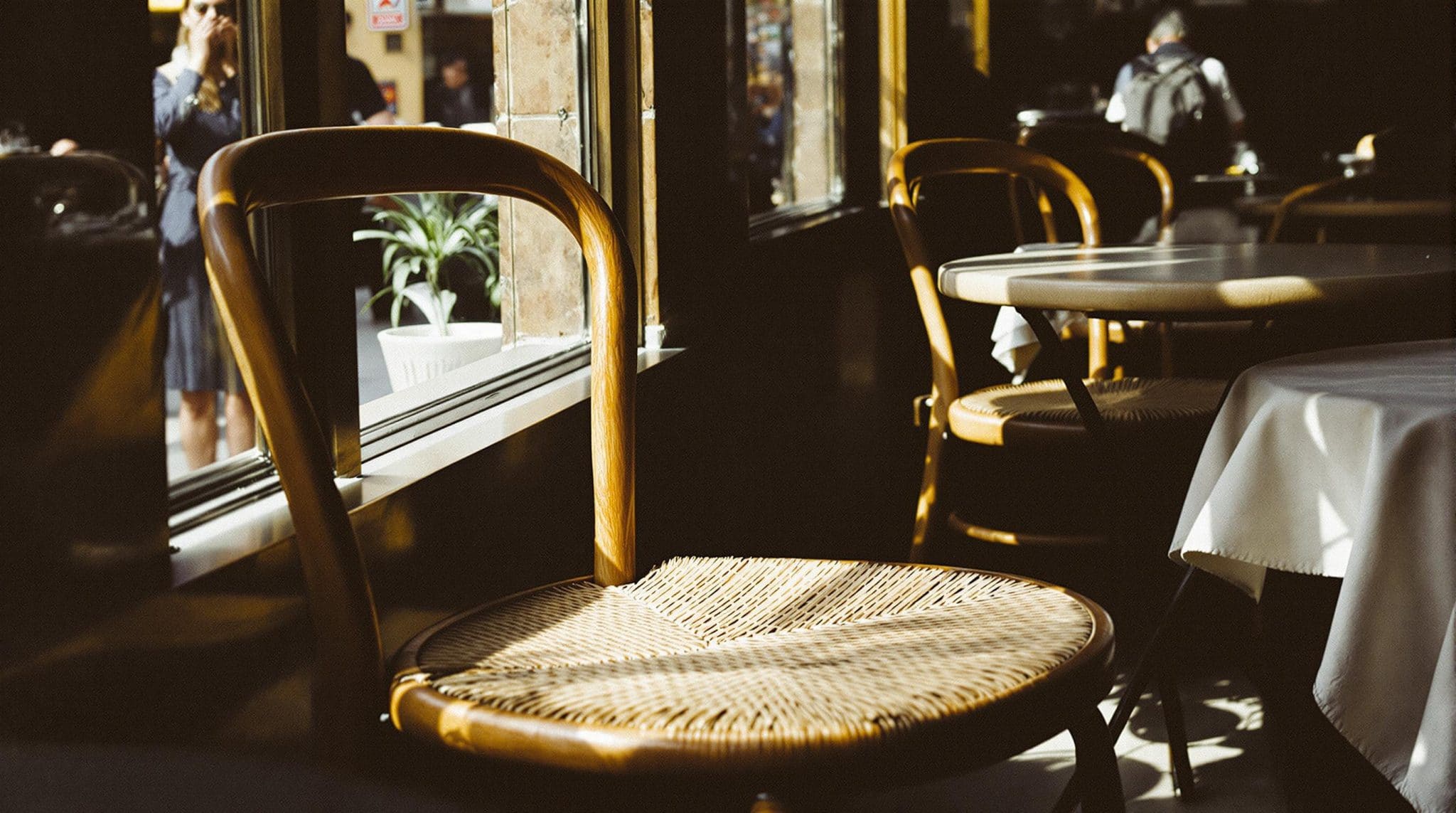 découvrez comment la chaise bistrot, avec son design élégant et son caractère intemporel, peut sublimer votre décoration intérieure. alliant style et confort, cet incontournable du mobilier apporte une touche de charme à chaque pièce.
